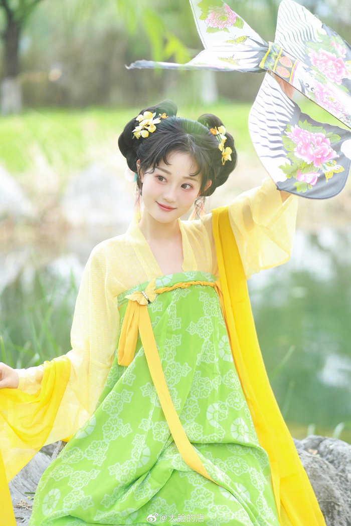 春日少女汉服写真这套配色太春天啦