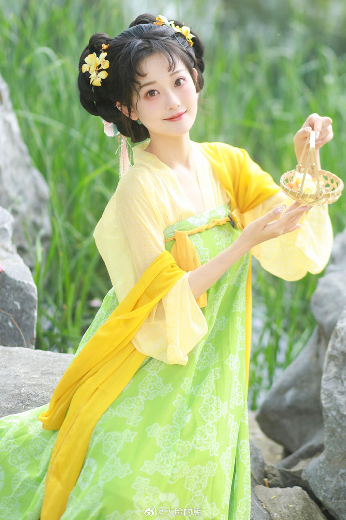 春日少女汉服写真这套配色太春天啦