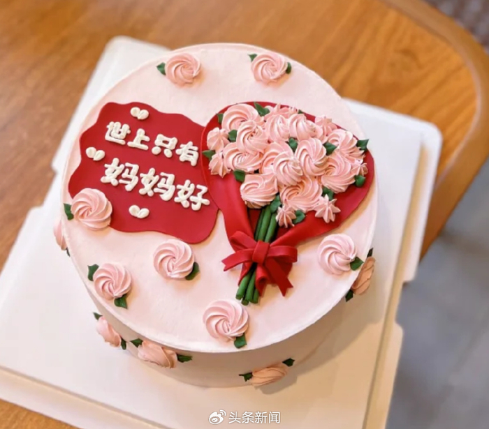 饿了么数据显示,近三年来,母亲节鲜花外卖量年均增长65%,蛋糕,零食和