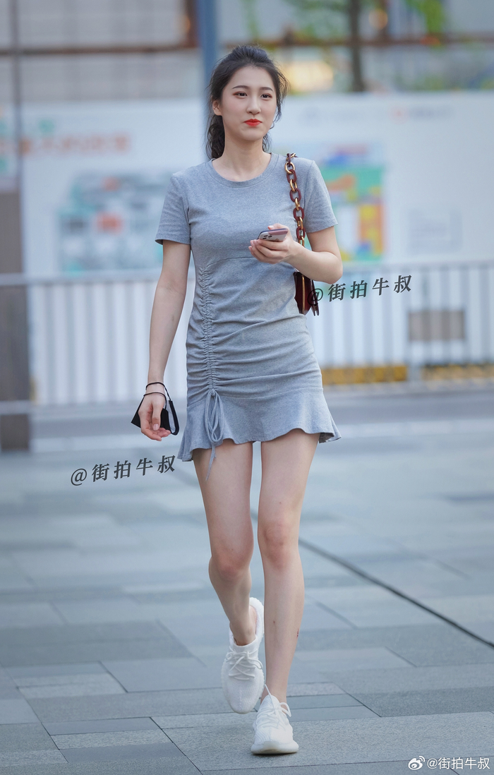 气质美女穿着荷叶边的短裙出街