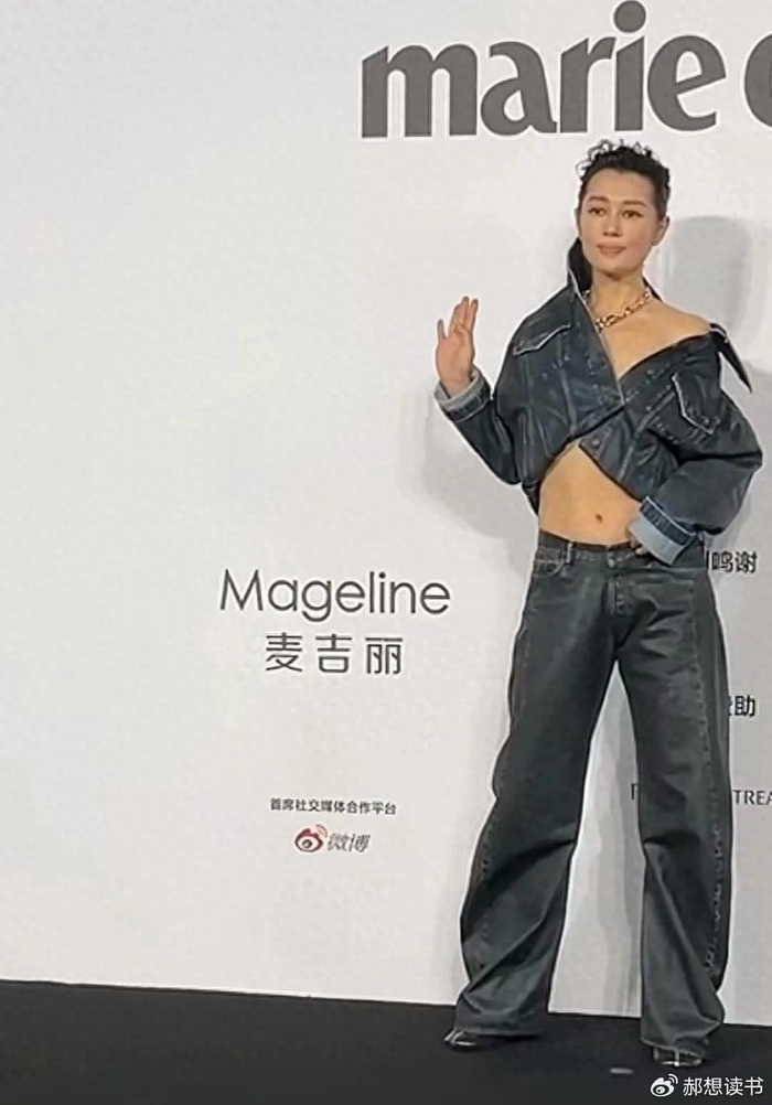 48岁影后余男新造型很大胆,红毯官宣已结婚,曾与王全安相恋十年|化妆|2024嘉人女性影响力之夜|感情|爱情|身材_新浪新闻