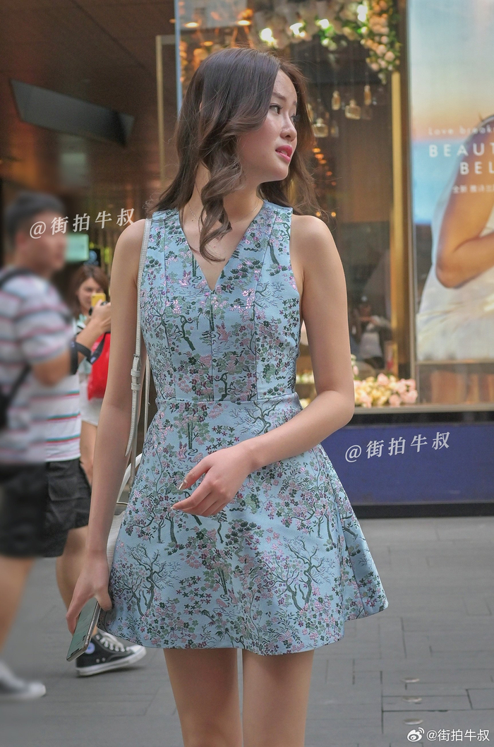 美女穿着气质漂亮的印花连衣裙出街