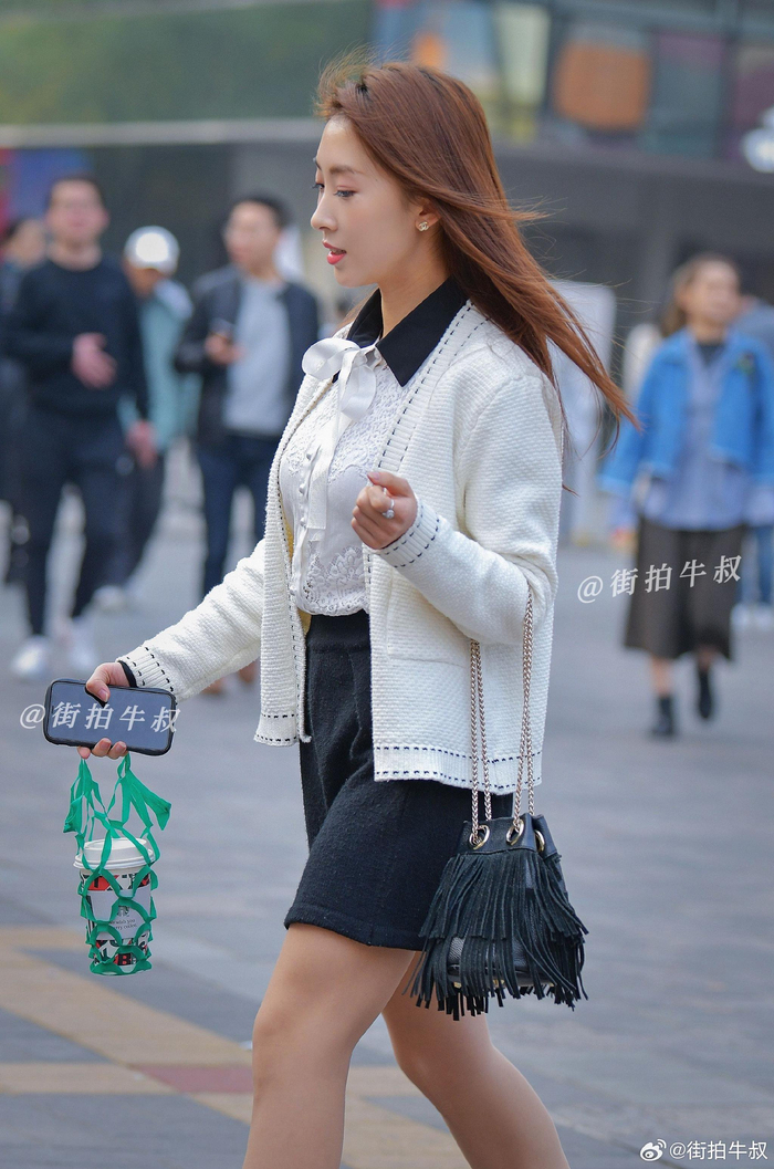 美女一身清新脱俗的穿搭出街