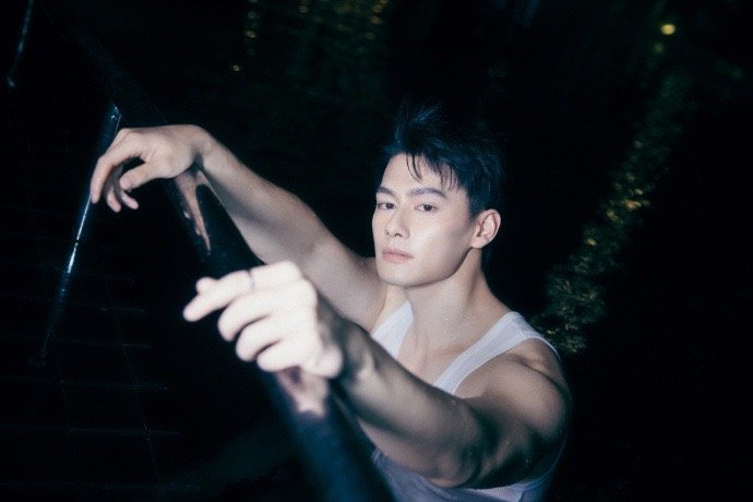 汪卓成泳池大片来啦!这个肌肉线条我先斯哈为敬!