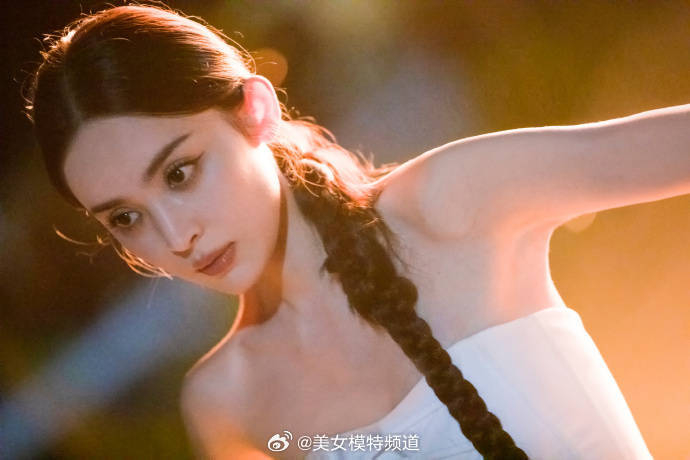 古力娜扎回家乡新疆拍大片 穿民族服装美若神明少女