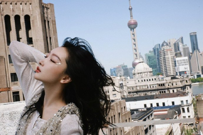 周冬雨lv活动生图来喽眼妆好别致好闪亮的漂亮姐姐