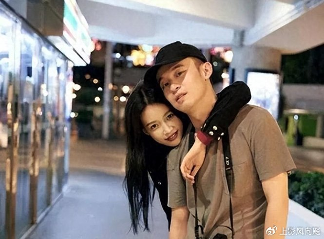 董子健的母亲王京花,是北京圈中有名的经纪人,被誉为"内地第一经纪人"