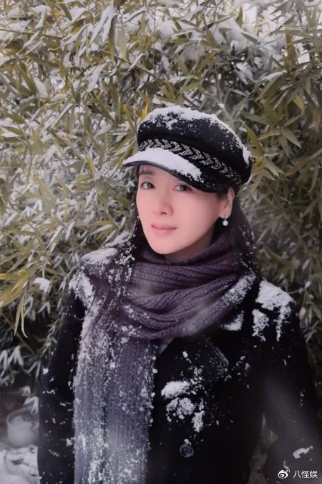 李琳晒夫妻甜蜜合照,小6岁经超被指面相变化大,获赞越来越靠谱|李琳