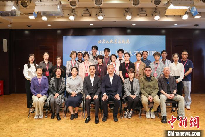 开班仪式上,北京人艺院长冯远征阐述了此次培训的意义,并鼓励培训班