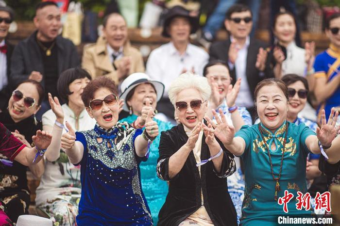 江南山镇上演千人旗袍秀