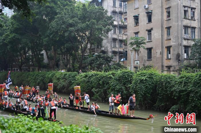 广州杨箕村龙舟采青"推水"迎端午