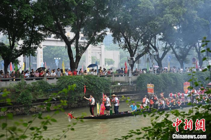 广州杨箕村龙舟采青"推水"迎端午