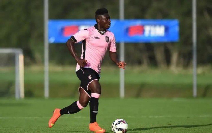 破密集防守就是要给压力,申花没有像武磊这样跑位风骚的男人,也没有