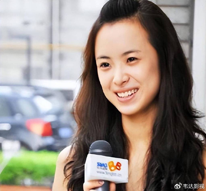 她是央视最美主持人,24岁嫁42岁丈夫,对患病丈夫不离不弃|央视|王萌萌