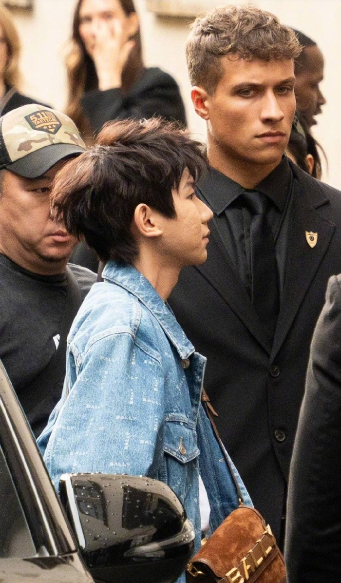 王源米兰时装周生图惹争议!