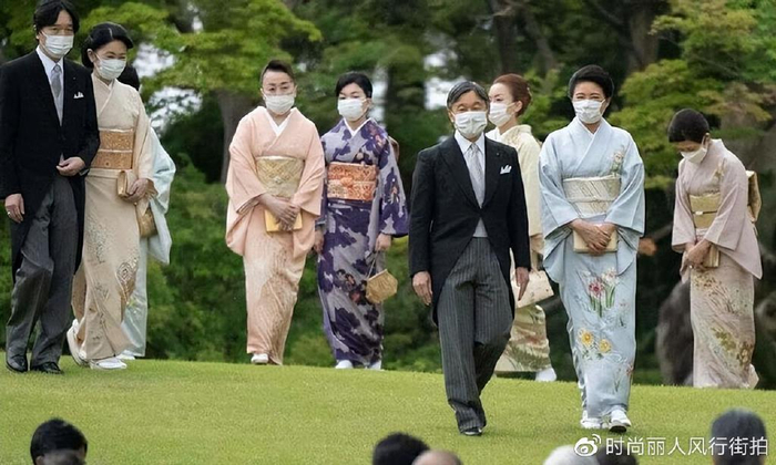日本皇室齐聚游园会！雅子皇后穿蓝色和服，被29岁佳子公主美到了|雅子|和服|皇后_新浪新闻