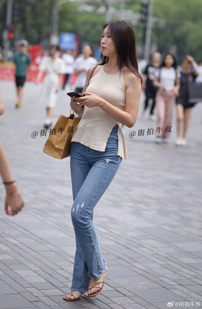 穿搭时尚的小姐姐