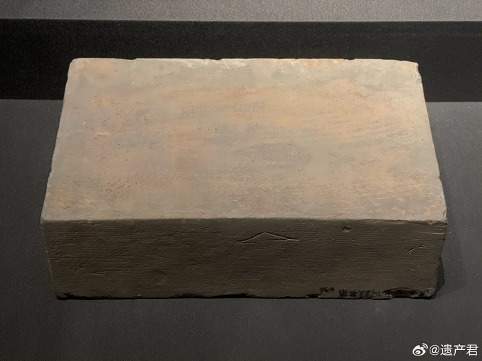 2200多年前秦代的砖,出土于秦始皇陵陵园,方整严谨有种工业美__财经头条__新浪财经