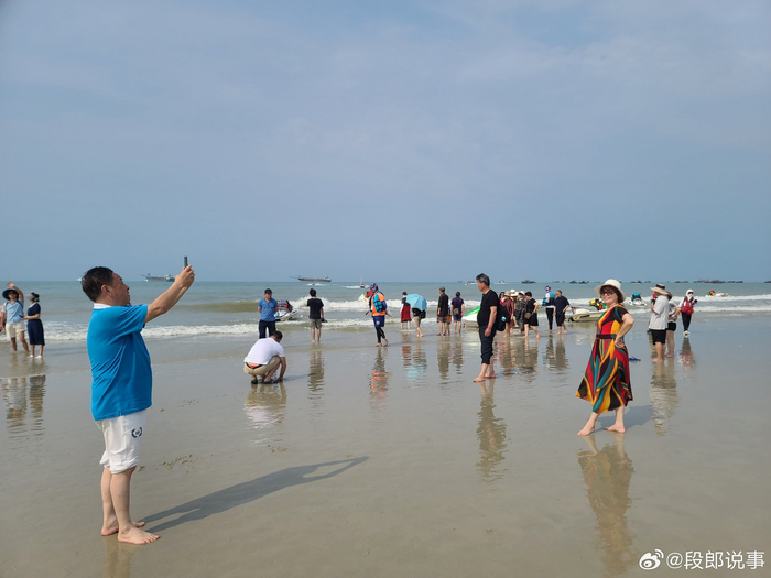 北海银滩号称天下第一美滩,是北海市的著名的旅游景点,位于广西壮族