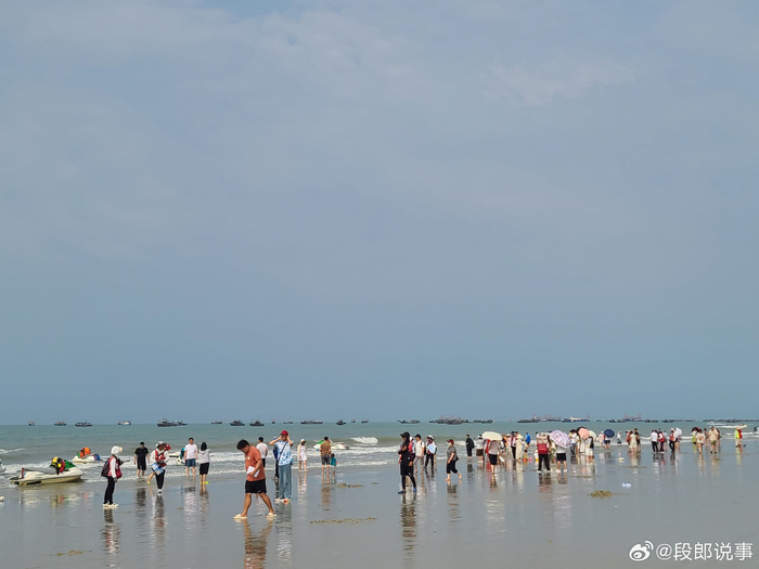 北海银滩号称天下第一美滩,是北海市的著名的旅游景点,位于广西壮族