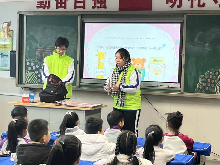 "小马驹爱心支教团"的志愿者在西温庄乡小学为小学生讲解非遗"每一个