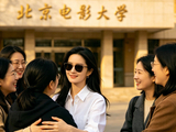 北电六一限定惊喜！刘亦菲返校聚会：最好的学姐，永远温柔松弛