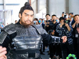 李逵、张飞（被游客打卡）特型演员于晓东现身开封万岁山当 NPC