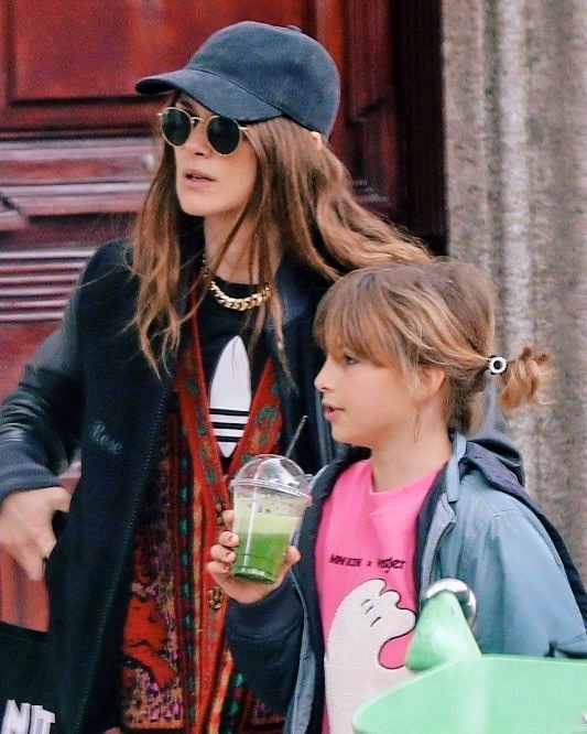 凯拉·奈特莉Keira Knightley 和下个月满九岁的大女儿 Edie 在伦敦外出的街拍