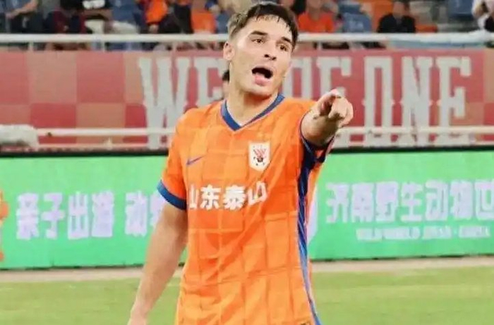 不忍直视！山东泰山外援实锤“水货”，被黑又硬吊打，宿茂臻负全责？