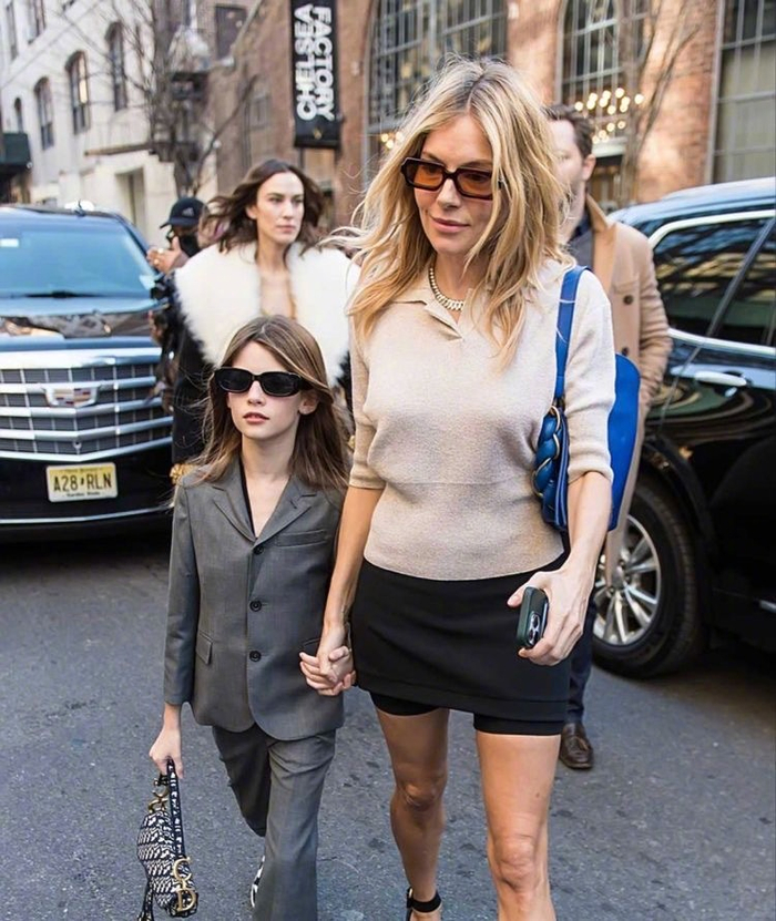 西耶娜米勒siennamiller与女儿marlowe的往日街拍