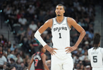 文班亚马为球队主动降薪续约，NBA专家直言此举开恶劣先例