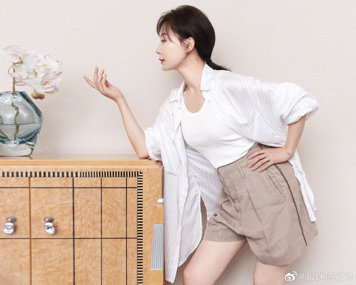 陈数白色衬衣简约随性穿搭写真图集__财经头条