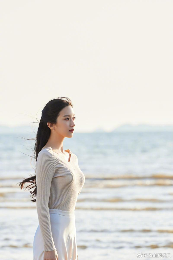 文佳煐最新代言花絮大片落日海边的娴静少女