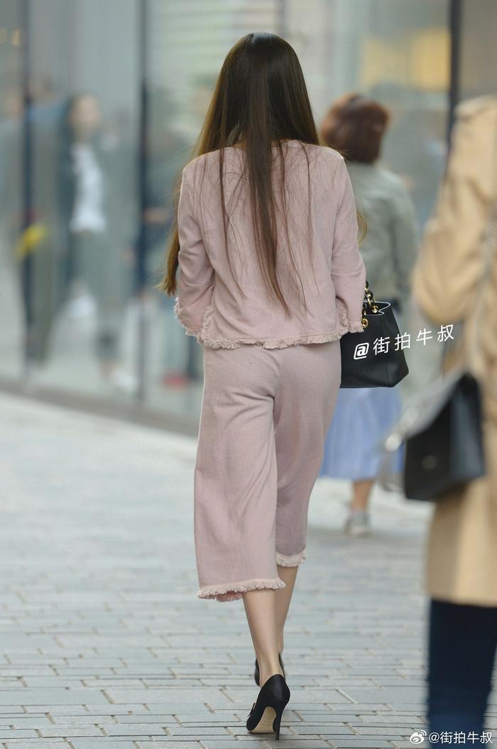 美女穿着温柔系的粉色阔腿裤套装出街