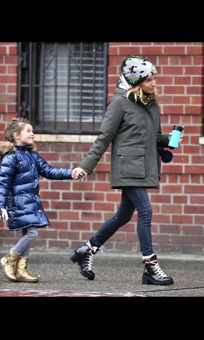 西耶娜米勒siennamiller与女儿marlowe的往日街拍