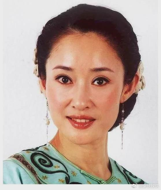 公司的事业也是如日中天,她老公曹华益是新丽传媒董事长