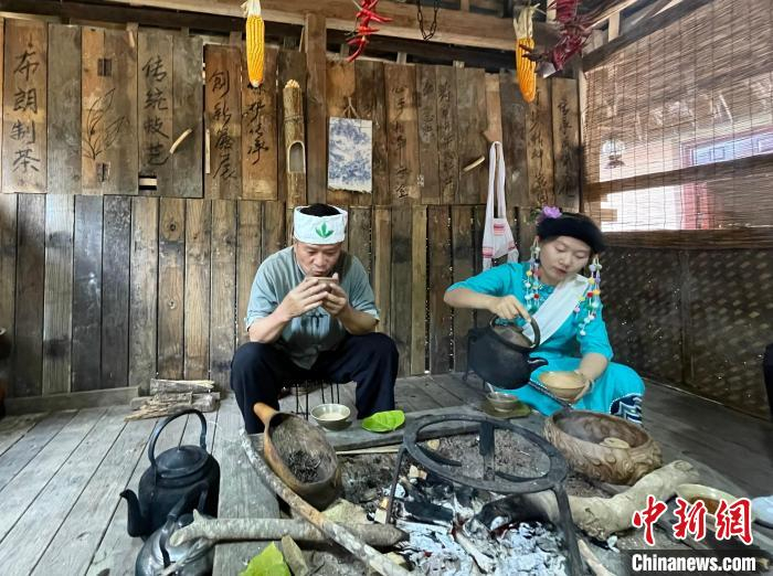 走进世界遗产景迈山 “品茗”布朗族烤茶文化|南康|普洱市|云南省|火塘|茶叶_新浪新闻