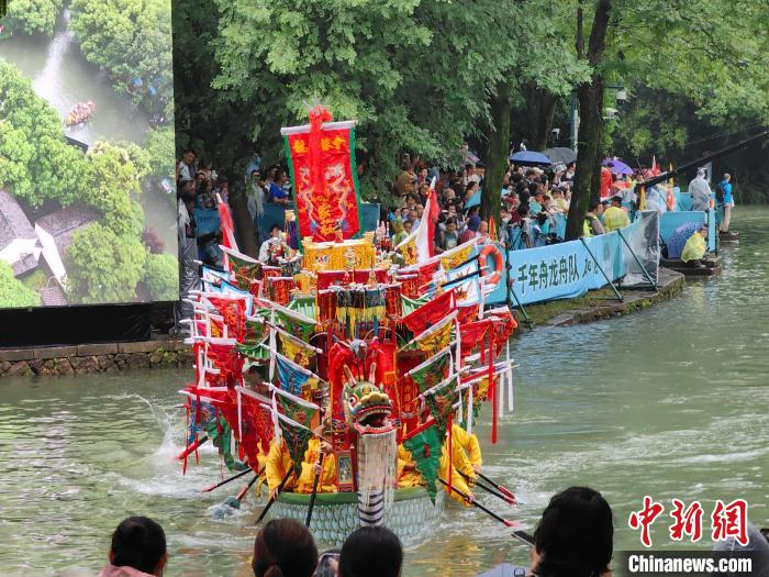 端午节中国多地龙舟竞渡