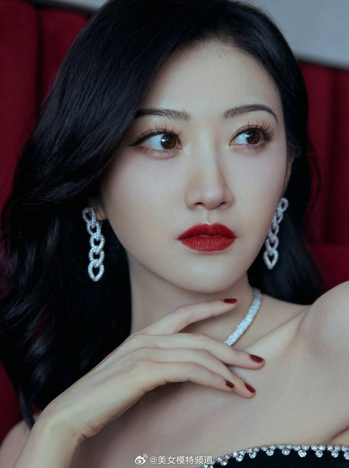 景甜着黑色抹胸长裙锁骨吸睛 手臂白皙纤细眼神迷人