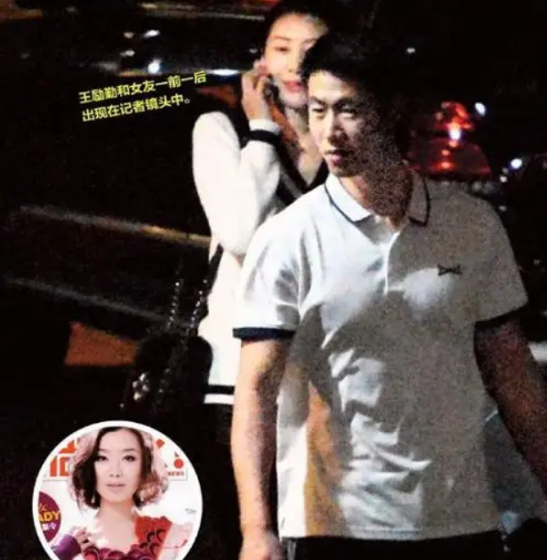 奥运冠军王励勤:44岁身姿挺拔,官至高位,小10岁妻子颜值高