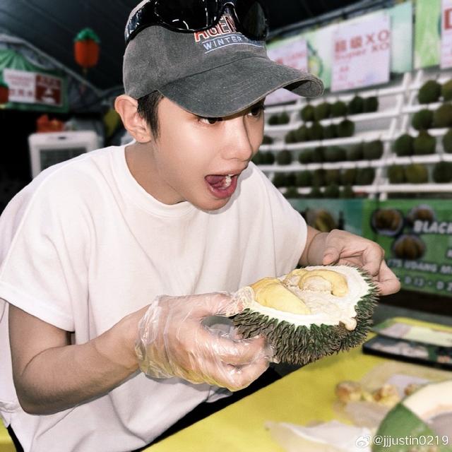 旅行途中工作间隙，justin也想着寄来明信片 好帅气哦