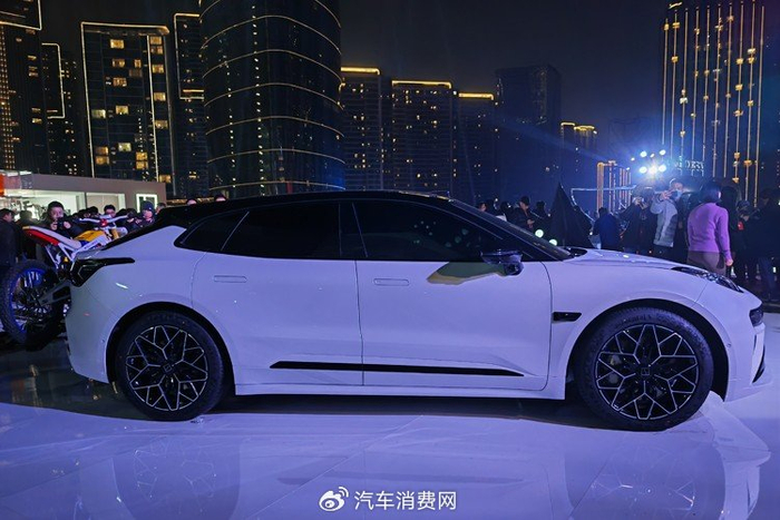 800v平台下的电动猛兽全新极氪001售价269万起