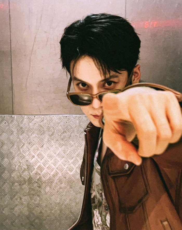 韩东君冬日皮衣造型作为复古潮流风向彪