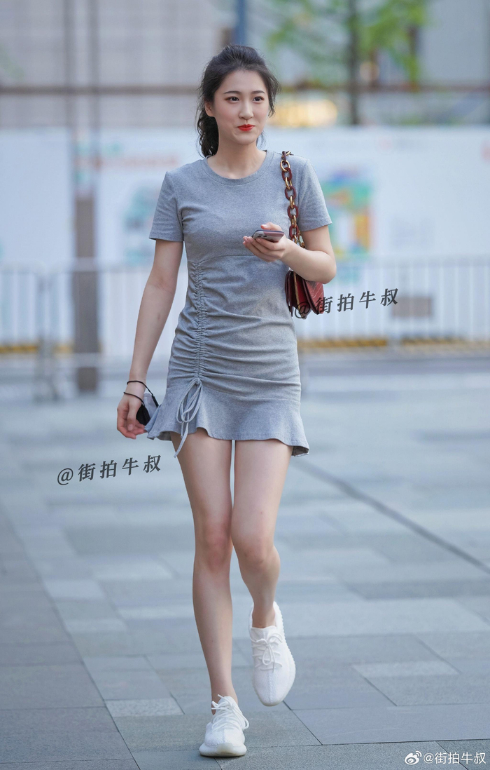 气质美女穿着荷叶边的短裙出街