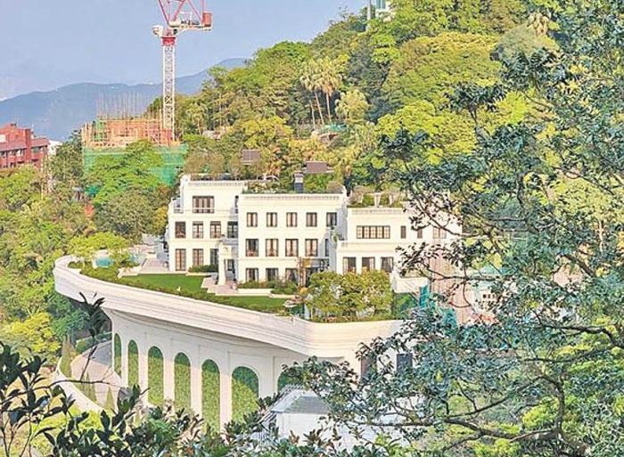 被人称为"李氏皇宫"的白加道35号,是富商李兆基的豪宅,共三栋独立别墅