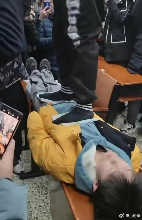 正在体验安徽省精神卫生中心副主任医师孟素香的催眠治疗近日,一个