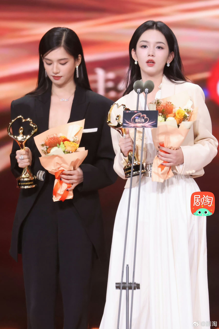周也张婧仪微博之夜领奖 同框图__财经头条