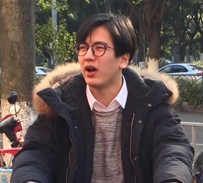 张凌赫大学时期照片曝光,网友惊呼:这个胖子是谁啊?