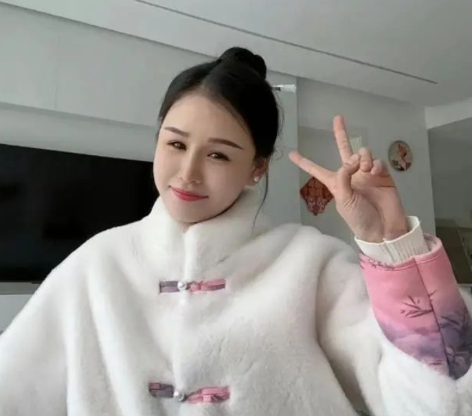 贵州网红罗婷跳楼自杀去世,年仅24岁,长得很漂亮,邻居透露细节|贵州