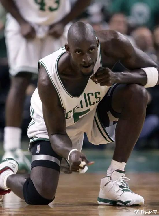 在nba的历史长河中,凯文·加内特无疑是最闪耀的铁血硬汉之一.